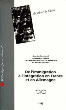 Au miroir de l'autre : de l'immigration à l'intégration en France et en Allemagne : actes du colloque de Francfort-sur-le-Main, 15 et 16 mai 1993