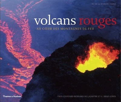 Volcans rouges au coeur des montagnes de feu